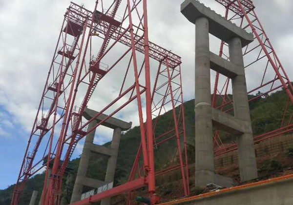 山東濟南高腿龍門吊現(xiàn)場使用案例