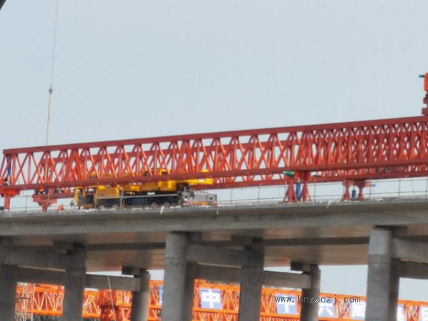 50噸架橋機(jī)施工時，如何進(jìn)行施工現(xiàn)場的布置和管理？